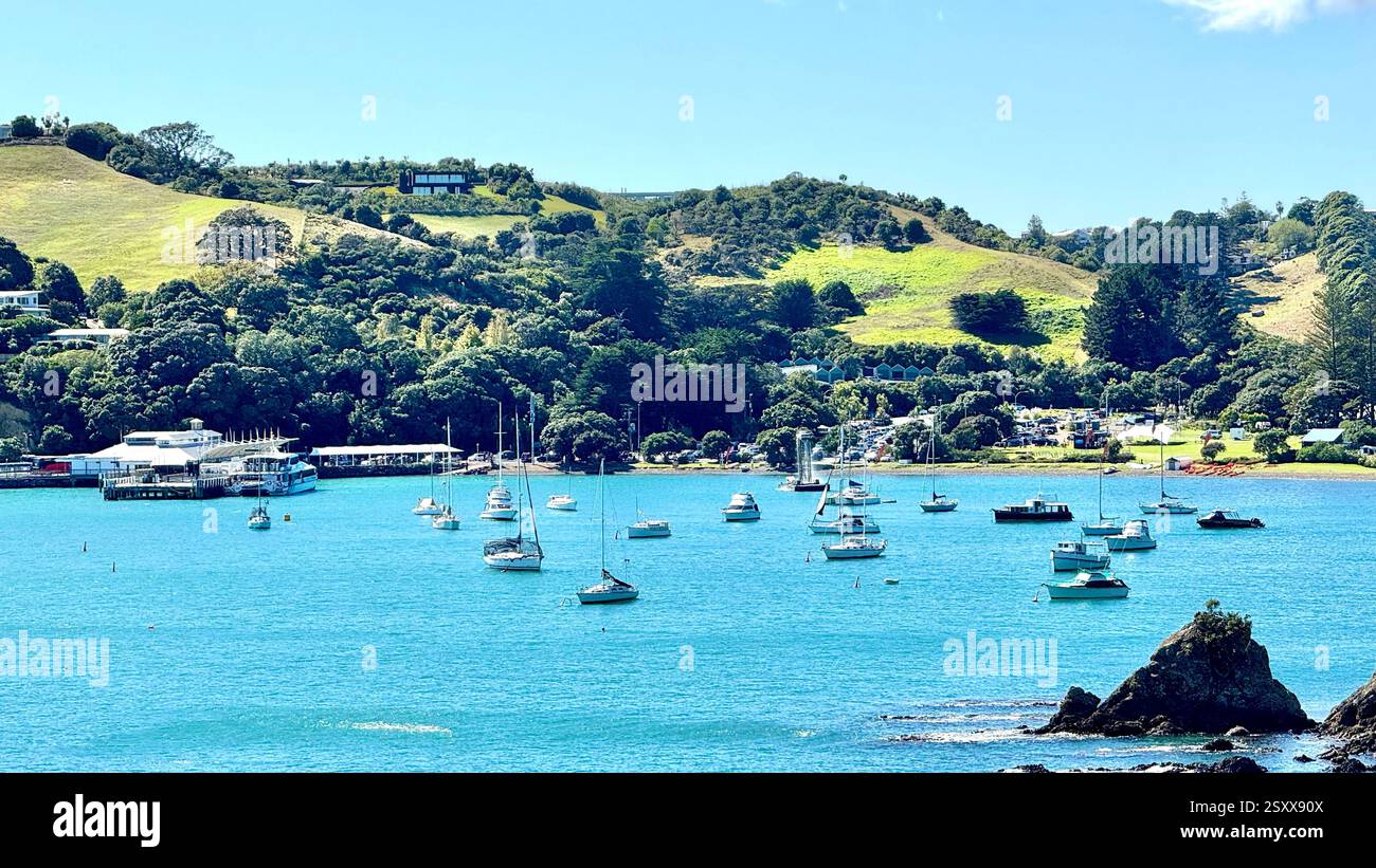 Eine Reihe von kleinen Yachten und Booten, die in der Matiatiatia Bay Waiheke Island Neuseeland vor Anker gebracht werden - Smartphone-aufgenommenes Stockfoto