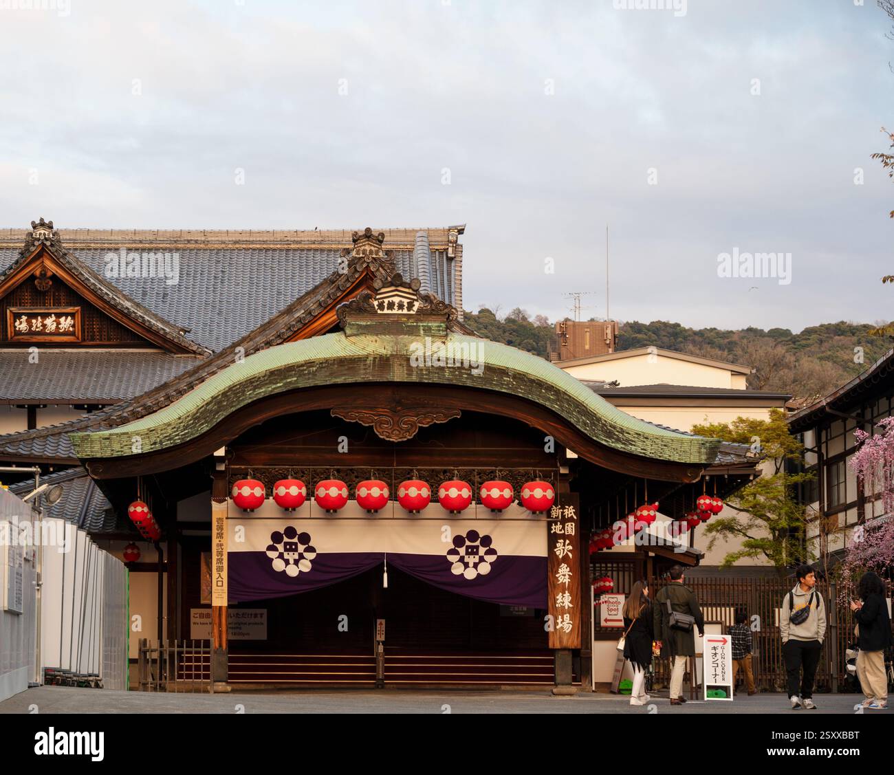 Blick auf die Gion Corner, ein Theater für darstellende Künste, in dem 7 traditionelle darstellende Künste auf einer Bühne gezeigt werden. Stockfoto