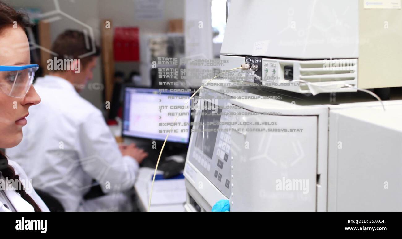 Bild der wissenschaftlichen Datenverarbeitung über kaukasische Wissenschaftlerin im Labor Stockfoto