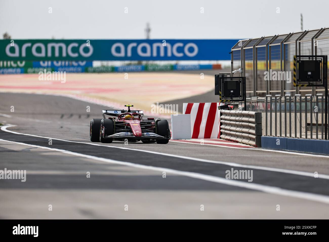 BAHRAIN, BAHRAIN - 26. FEBRUAR: Lewis Hamilton aus Großbritannien fuhr 44 am 26. Februar 2025 den Ferrari SF-25 während des ersten F1-Tests auf dem Bahrain International Circuit in Bahrain, Bahrain. (Foto: Qian Jun/MB Media) Stockfoto