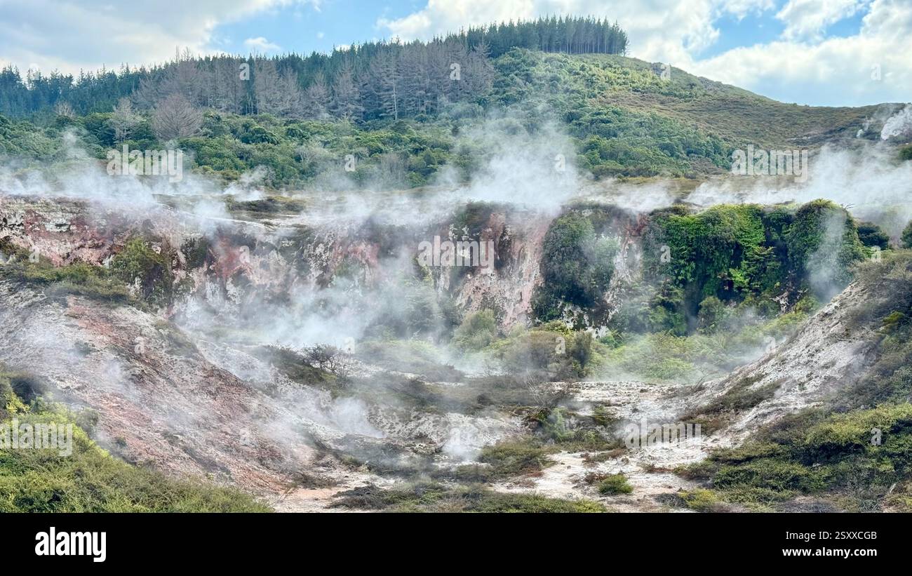 Krater des Mondes Thermalwanderung innerhalb der Taupo Vulkanzone Nordinsel Neuseeland - Smartphone-aufgenommenes Stockfoto