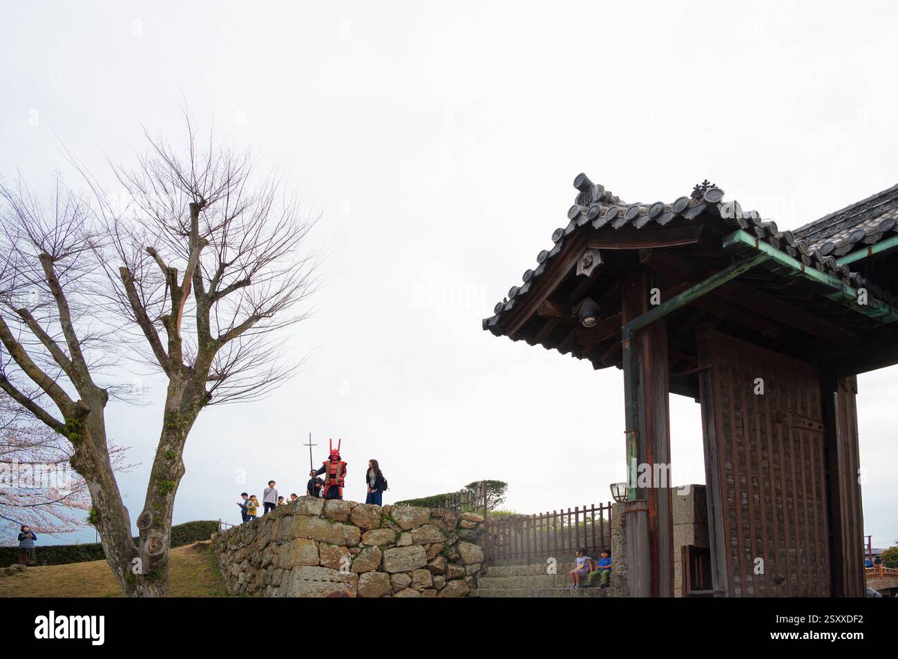 Männer verkleiden sich wie Samurai im Himeji-Schloss in Himeji, einer Stadt in der Präfektur Hyōgo in Japan. Stockfoto
