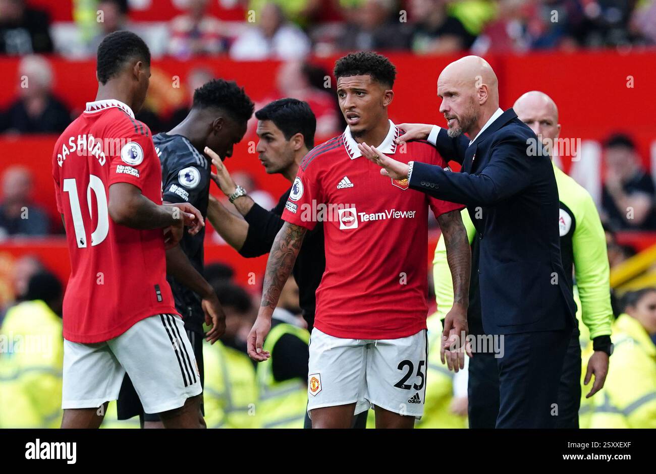 Aktenfoto vom 09/22 von Erik Ten Hag mit Jadon Sancho. Erik ten Hag sagt, dass die aktuelle Spielergeneration „es normalerweise schwierig finde, mit Kritik umzugehen“ und dass der Spieler, in dem er aufgewachsen ist, „viel dickere Haut“ habe. Ausgabedatum: Mittwoch, 26. Februar 2025. Stockfoto