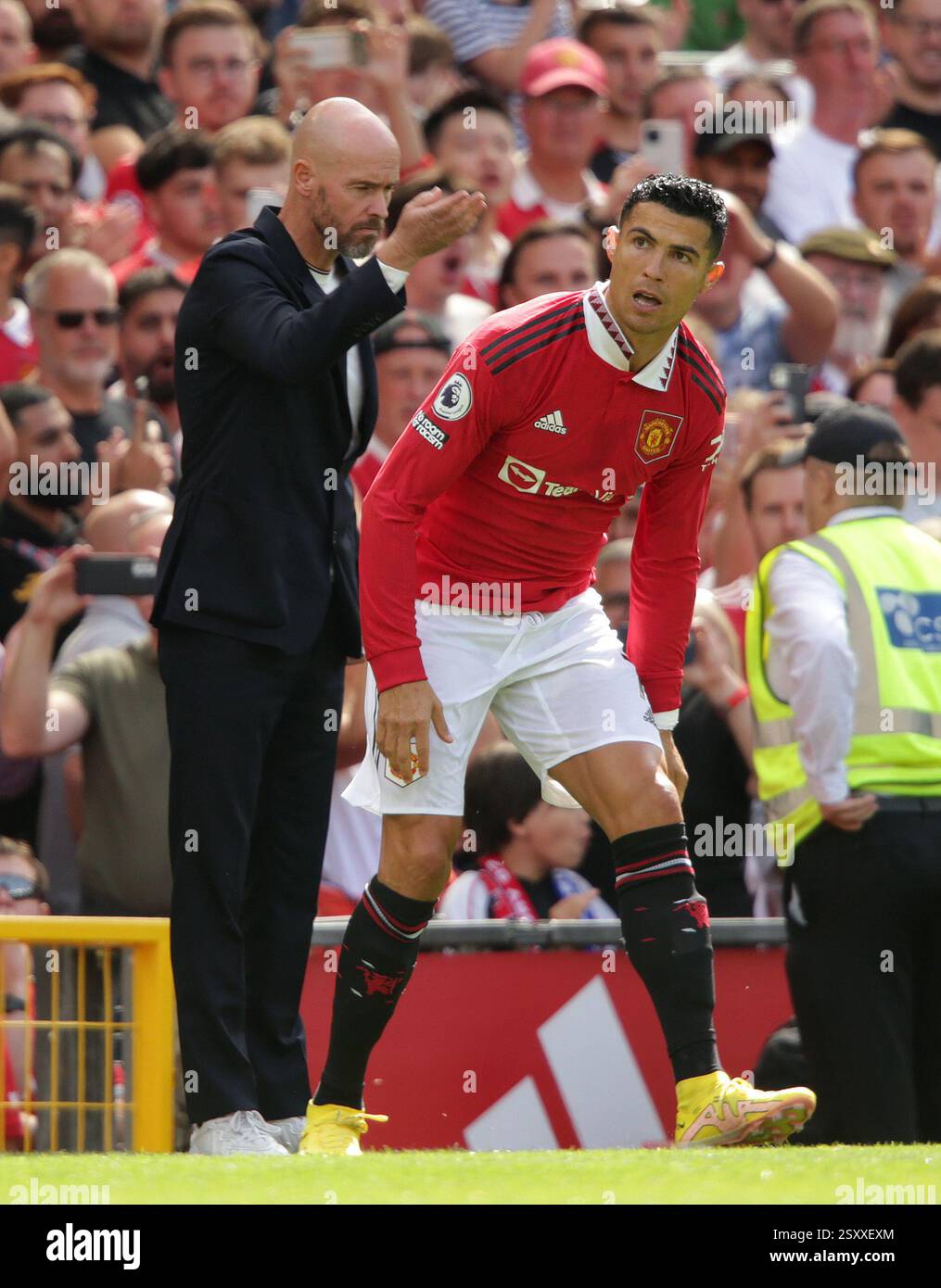 Aktenfoto vom 08/22 von Erik Ten Hag mit Cristiano Ronaldo. Erik ten Hag sagt, dass die aktuelle Spielergeneration „es normalerweise schwierig finde, mit Kritik umzugehen“ und dass der Spieler, in dem er aufgewachsen ist, „viel dickere Haut“ habe. Ausgabedatum: Mittwoch, 26. Februar 2025. Stockfoto