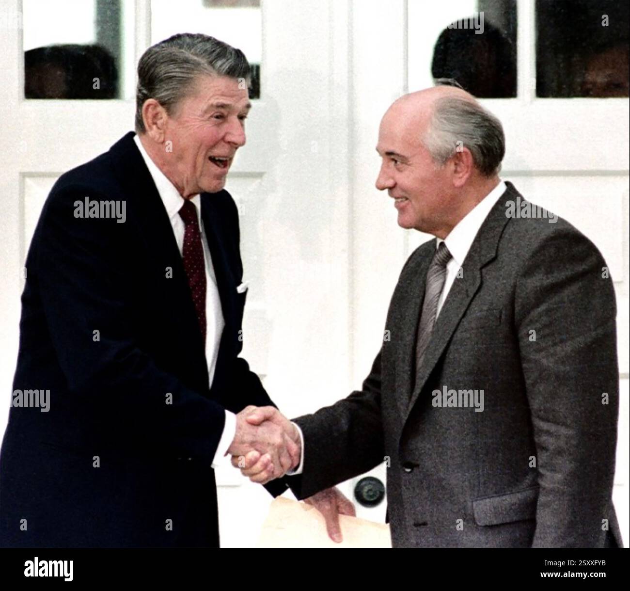 US-PRÄSIDENT RONALD REAGAN links mit dem russischen Führer Michail Gorbatschow am 15. Oktober 2019 in Reykjavik. Foto: Weißes Haus Stockfoto