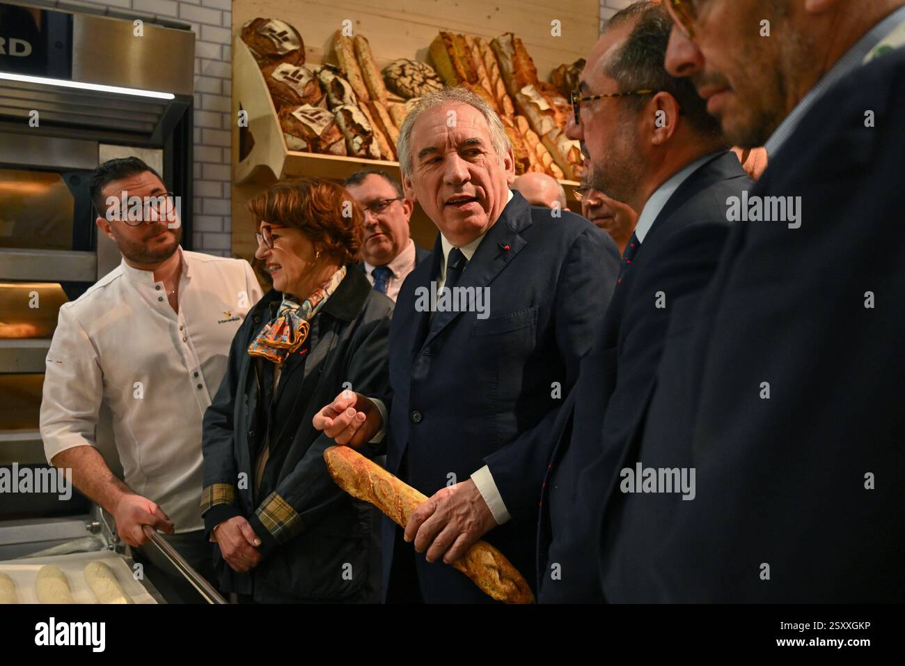 Premierminister Francois Bayrou besucht am 26. Februar 2025 zum zweiten Mal die Landwirtschaftsausstellung 2025 in der Pariser Porte de Versailles. - 26/02/2025 - Frankreich / Ile-de-France (Region) / Paris - Julien Mattia / Le Pictorium Stockfoto