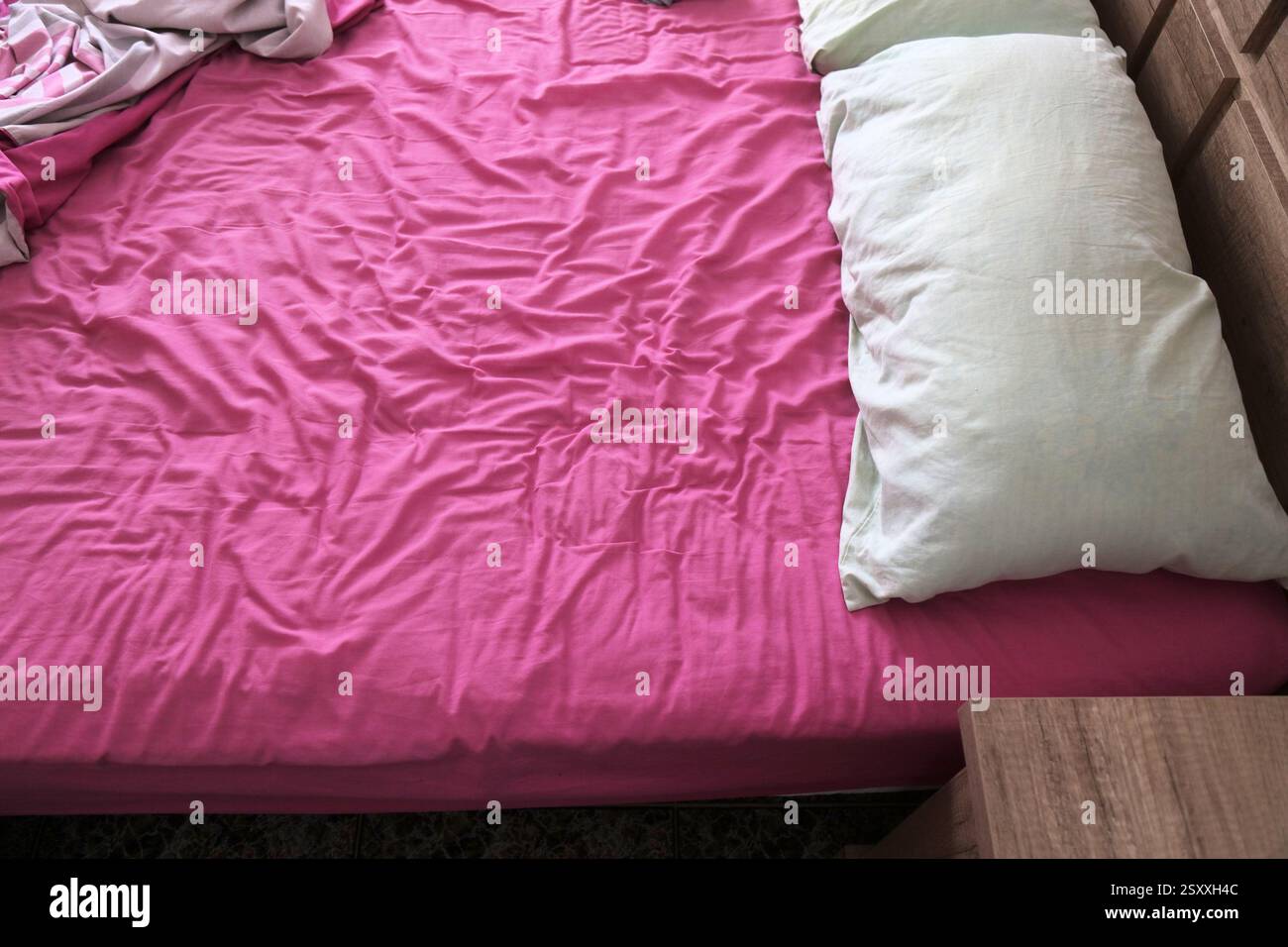 Geknittertes, ungesichertes Bett am Morgen. Bettwäsche, in der man geschlafen hat. Stockfoto