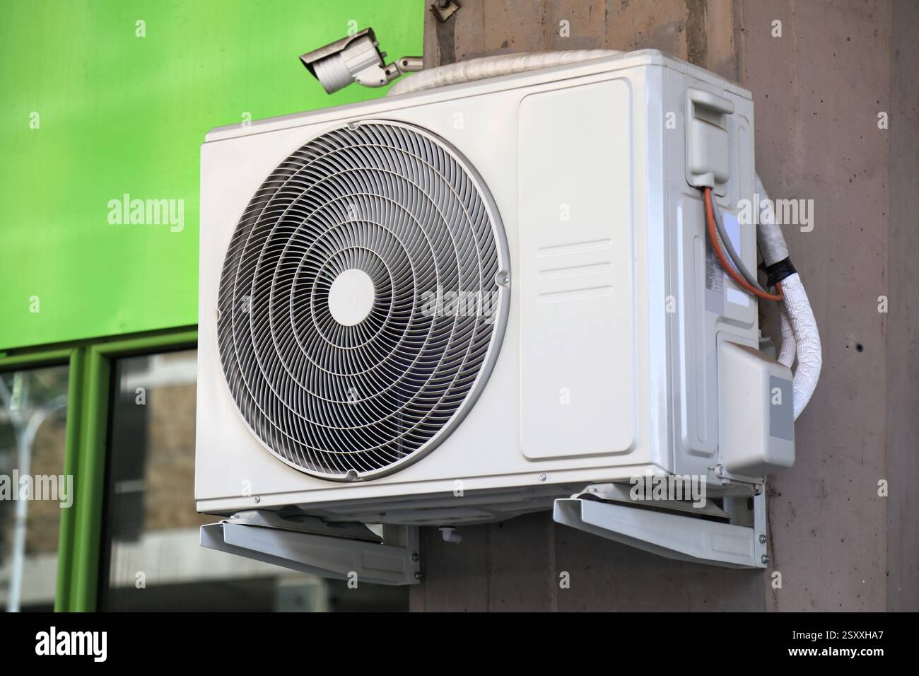 Außeneinheit der Klimaanlage an der Wand eines Gebäudes in Rom, Italien. Stockfoto
