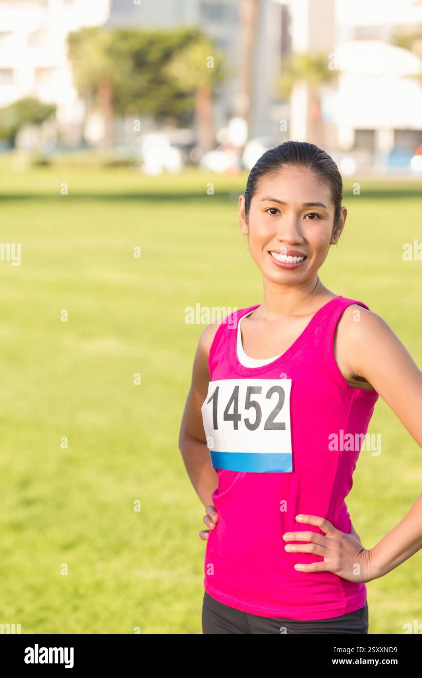 Lächelnde Frau in Rennlob, selbstbewusst im sonnigen Park, Kopierraum Stockfoto