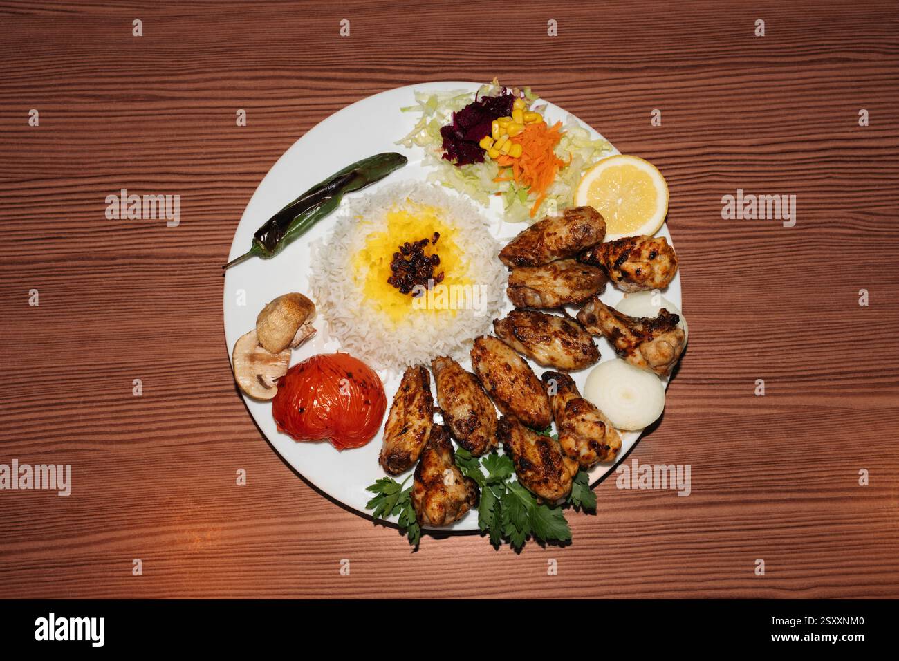 Türkisches Hühnerfilet mit Reis und Salat auf hölzernem Hintergrund. Retro-Flash-Lebensmittelfotografie Stockfoto