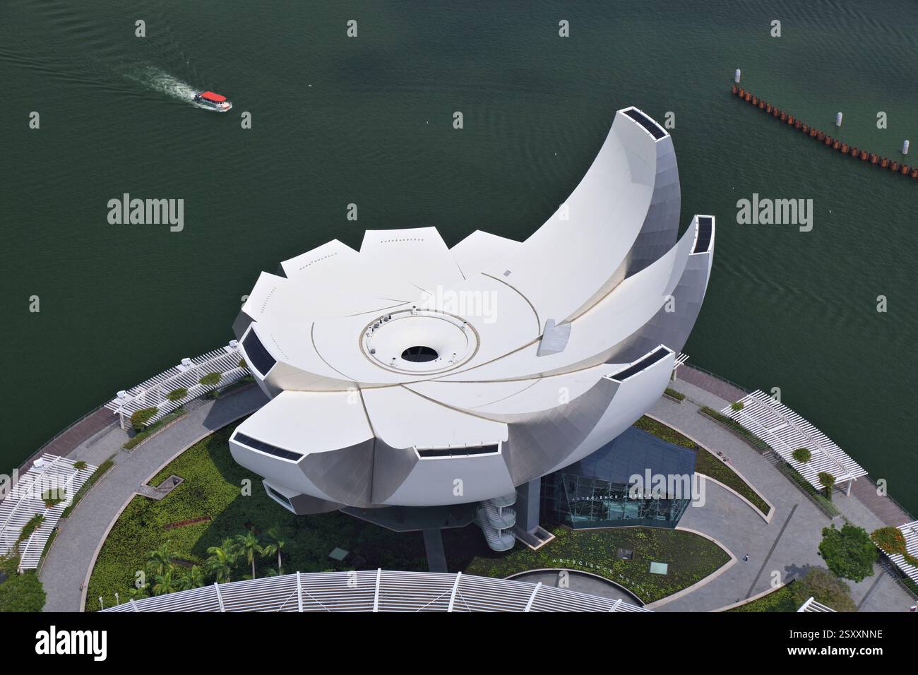 SINGAPUR CITY, SINGAPUR - 12. MÄRZ 2024: Aus der Vogelperspektive des ArtScience Museums in Marina Bay, Singapur City. Stockfoto