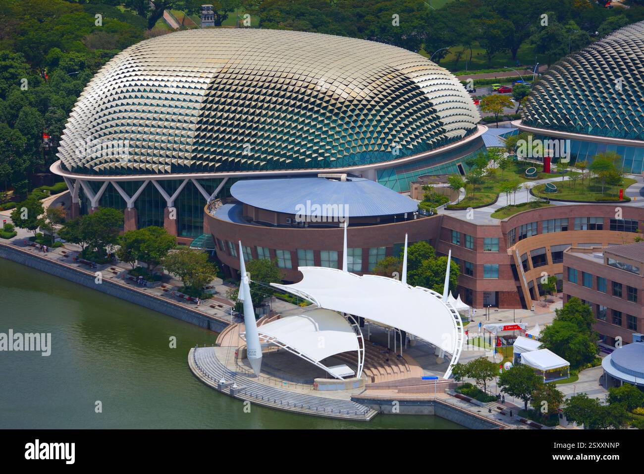 SINGAPUR CITY, SINGAPUR - 12. MÄRZ 2024: Blick auf das Esplanade Theatre in Marina Bay, Singapur City. Stockfoto