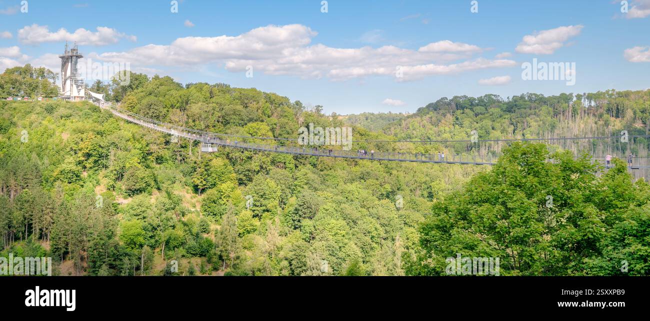Rappbodetal, Deutschland – 26. August 2024: Touristen besuchen die Titan RT Hängebrücke in der Nähe des Rappbodendamms (Harz, Sachsen-Anhalt). Stockfoto