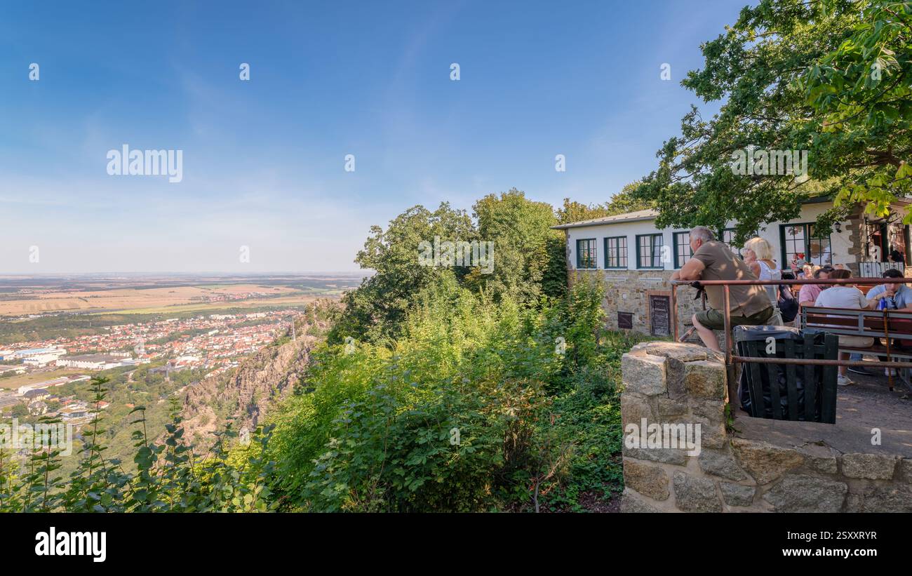 Hexentanzplatz, Deutschland – 27. August 2024: Viele Touristen besuchen die Geschäfte und den Spielplatz am Hexentanzplatz (Harz). Stockfoto