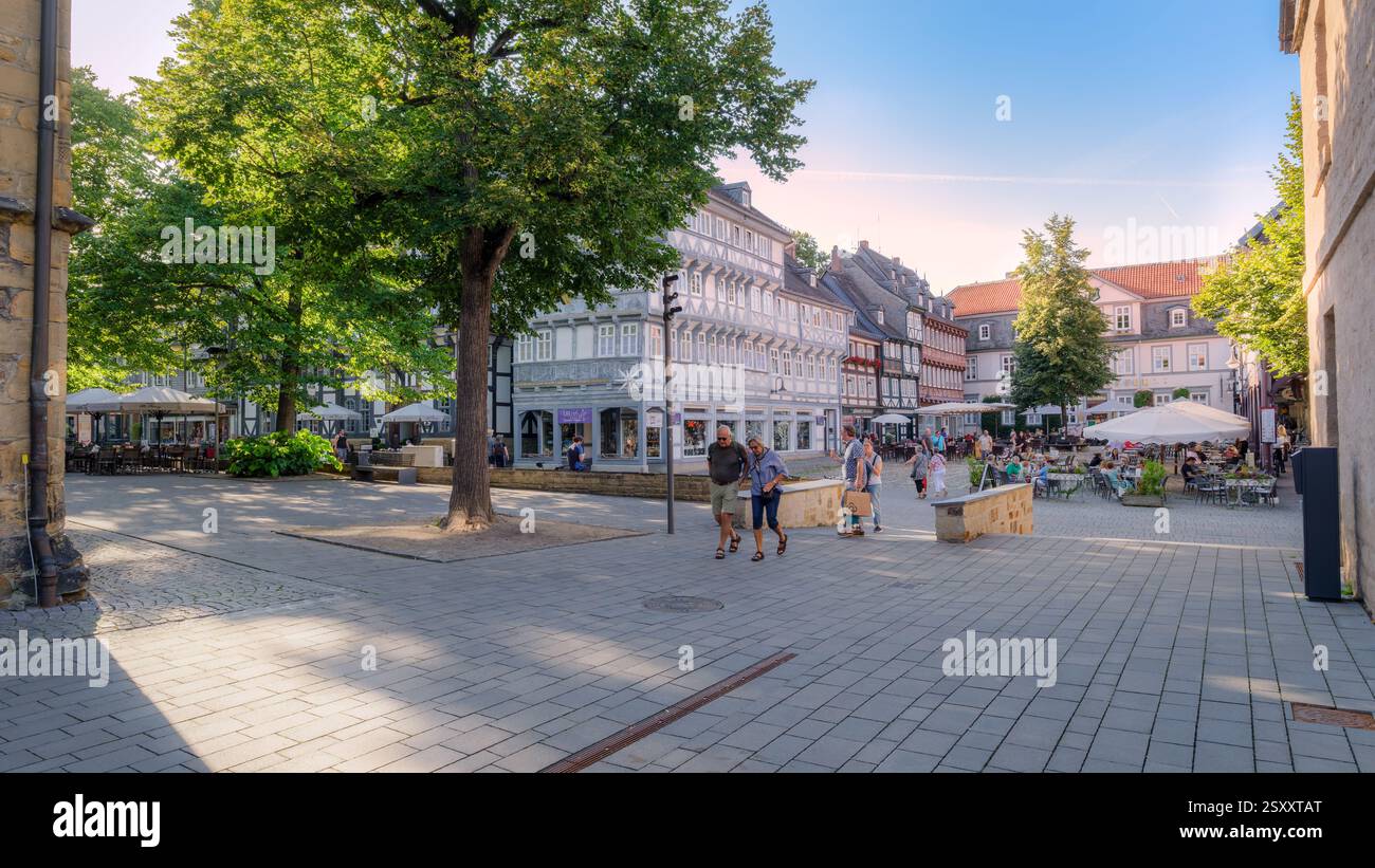 Goslar, Deutschland – 27. August 2024: Die Terrassen auf dem Schuhhof, dem ältesten Platz der Altstadt von Goslar, sind bei Sonnenuntergang voller Touristen. Stockfoto