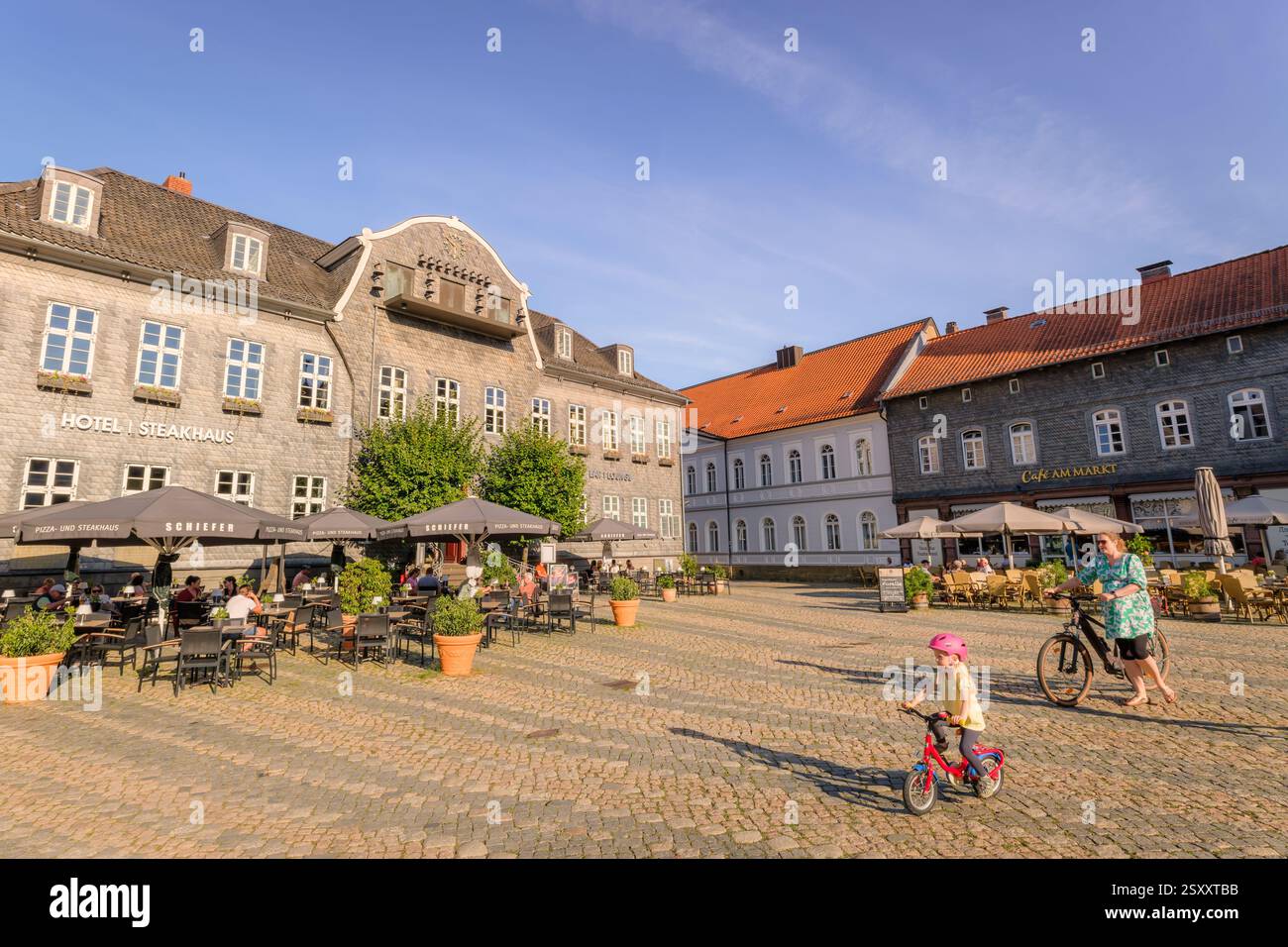 Goslar, Deutschland – 27. August 2024: Die Terrassen am Marktplatz in der Altstadt von Goslar sind bei Sonnenuntergang voller Touristen. Stockfoto