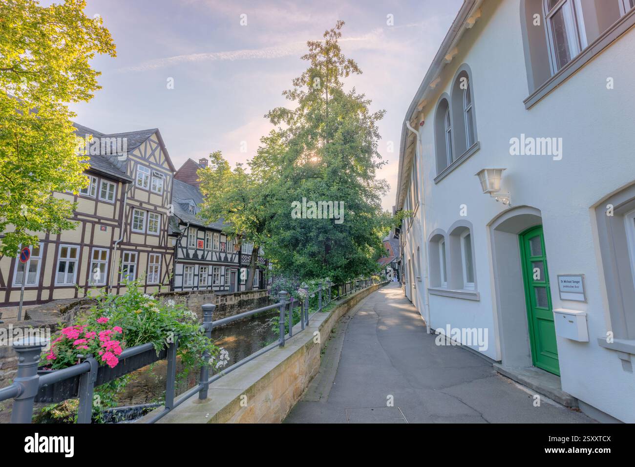 Goslar, Deutschland – 27. August 2024: Am Abiger- oder Abzuchtkanal von Goslar untergeht die Sonne. Es ist Wasser, das vom Bocksberg kommt. Stockfoto