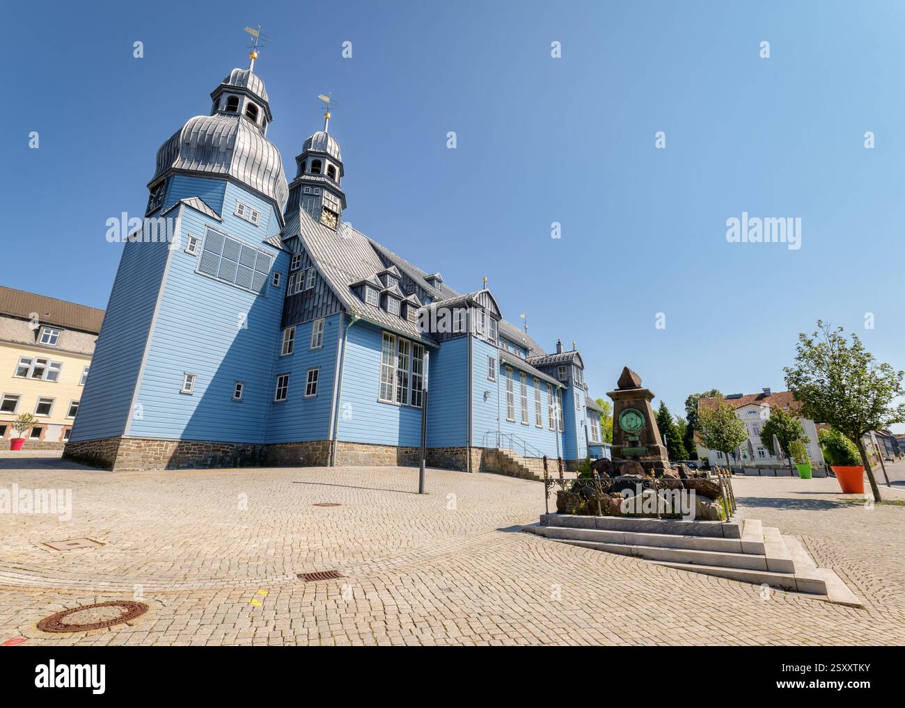 Clausthal-Zellerfeld, Deutschland – 28. August 2024: Die Blaue Marktkirche des Heiligen Geistes in Clausthal-Zellerfeld ist Deutschlands größte Holzkirche. Stockfoto