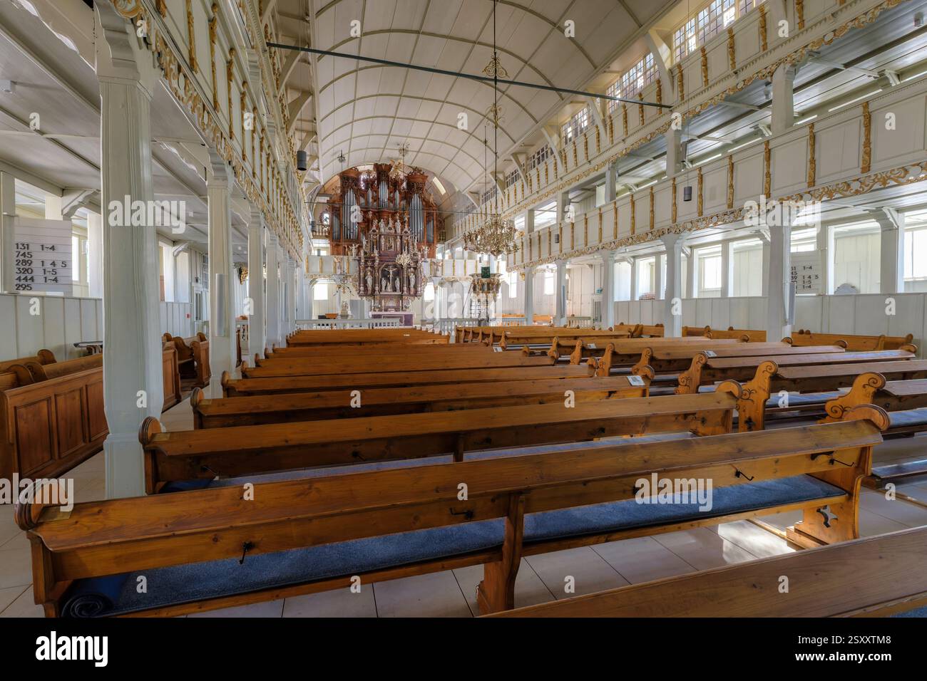 Clausthal-Zellerfeld, Deutschland – 28. August 2024: Das Innere der Marktkirche des Heiligen Geistes. Es ist komplett aus Eichen- und Fichtenholz gebaut. Stockfoto