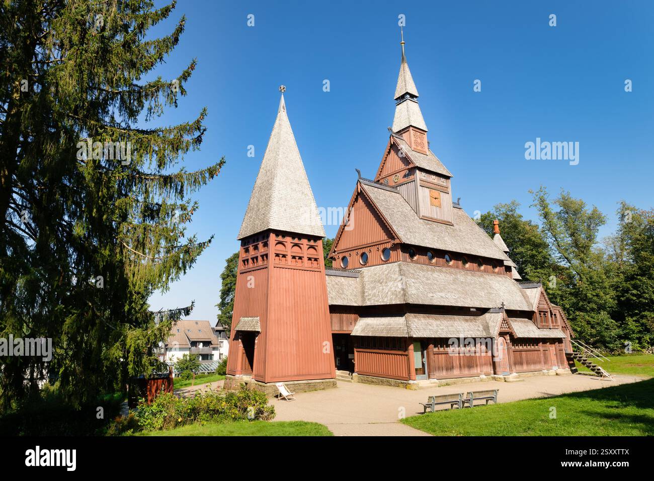 Hahnenklee, Deutschland - 28. August 2024: Die lutherische Gustav-Adolf-Stave-Kirche ist eine Stabkirche in Hahnenklee, einem Bezirk von Goslar im Harz. Stockfoto