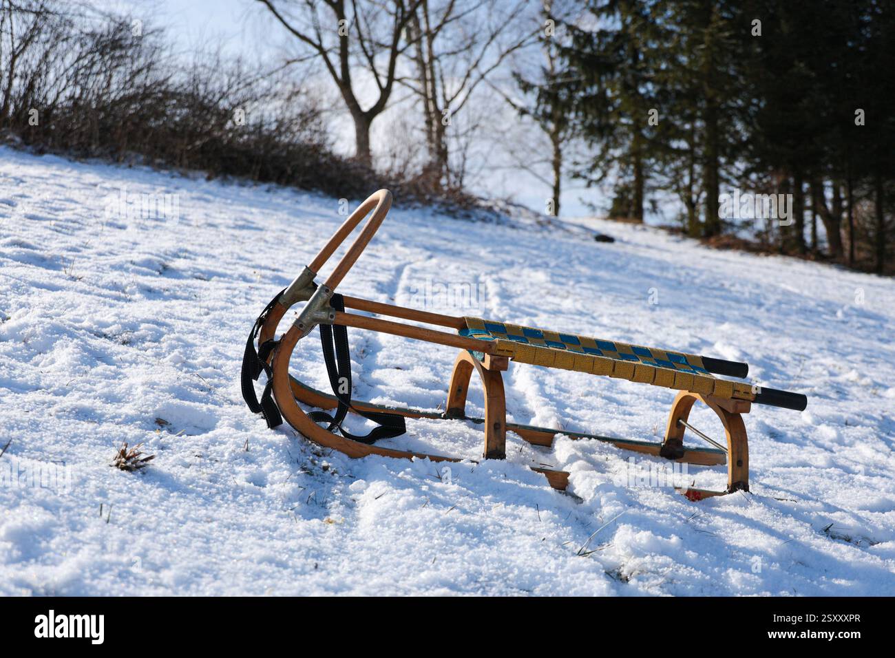 Kinderschlitten aus Holz auf einer schneebedeckten Piste im Winter in Tschechien Stockfoto
