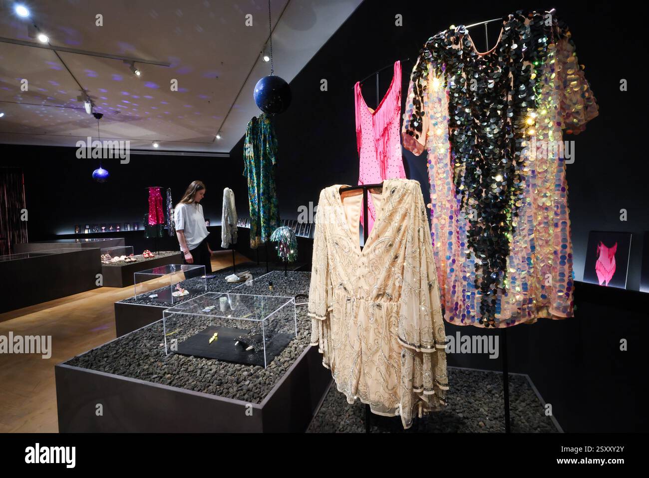 Hamburg, Deutschland. Februar 2025. Während einer Medienführung spazieren die Besucher durch die Ausstellung „Glitter“ im Museum für Kunst und Gewerbe (MKG). Von Freitag bis 26. Oktober widmet das MKG als erstes Museum der Welt eine ganze Ausstellung zum Thema „Glitter“. Quelle: Christian Charisius/dpa/Alamy Live News Stockfoto