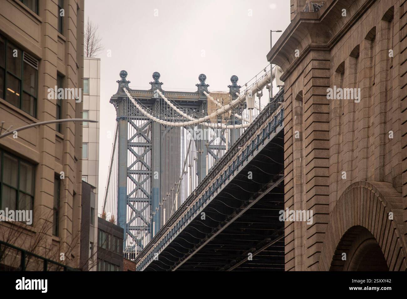 Die Manhattan Bridge aus Sicht des Dumbo-Abschnitts von Brooklyn, NYC Stockfoto