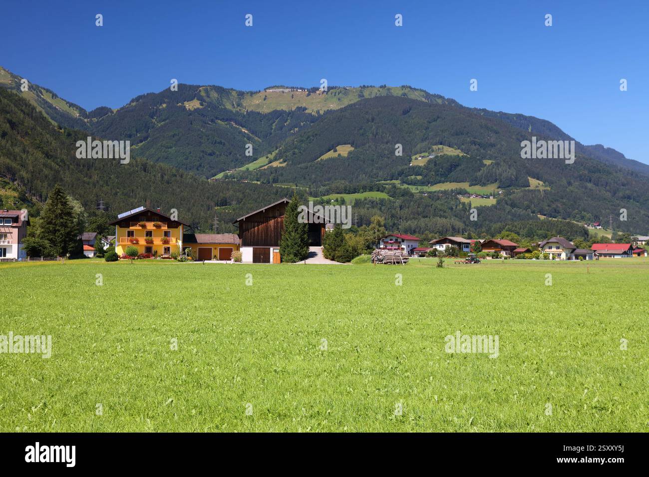 Österreichischer Sommer. Landschaften in der Nähe von Salzburg - Dorf Golling und der Salzach. Sonniger Tag. Stockfoto