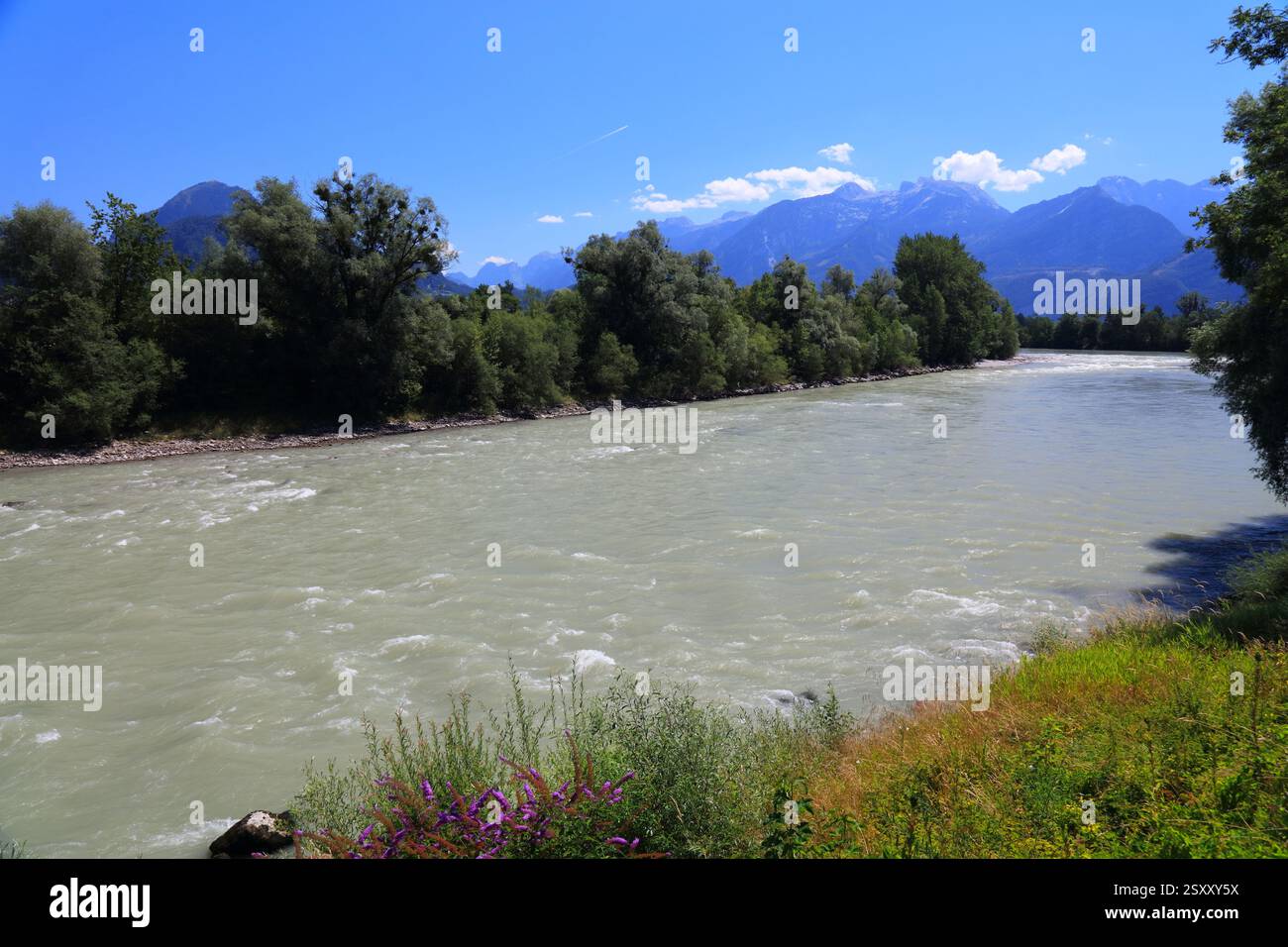 Salzach in Österreich. Blick auf die Landschaft bei Hallein. Stockfoto