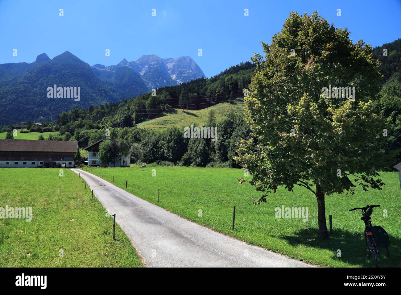 Österreichischer Sommer. Landschaften in der Nähe von Salzburg - Dorf Golling und der Salzach. Sonniger Tag. Stockfoto