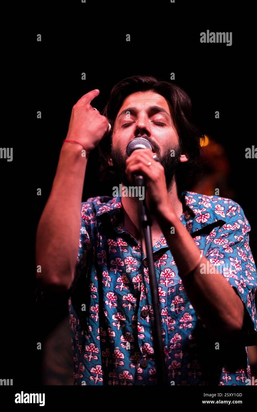 Sevilla, Spanien, 16. Juni 2022, Salvador Sobral fesselt das Publikum mit einer emotionalen Performance an einem lebhaften Ort, in dem sein musikalisches Talent und sein musikalisches Talent zum Vorschein kommen Stockfoto