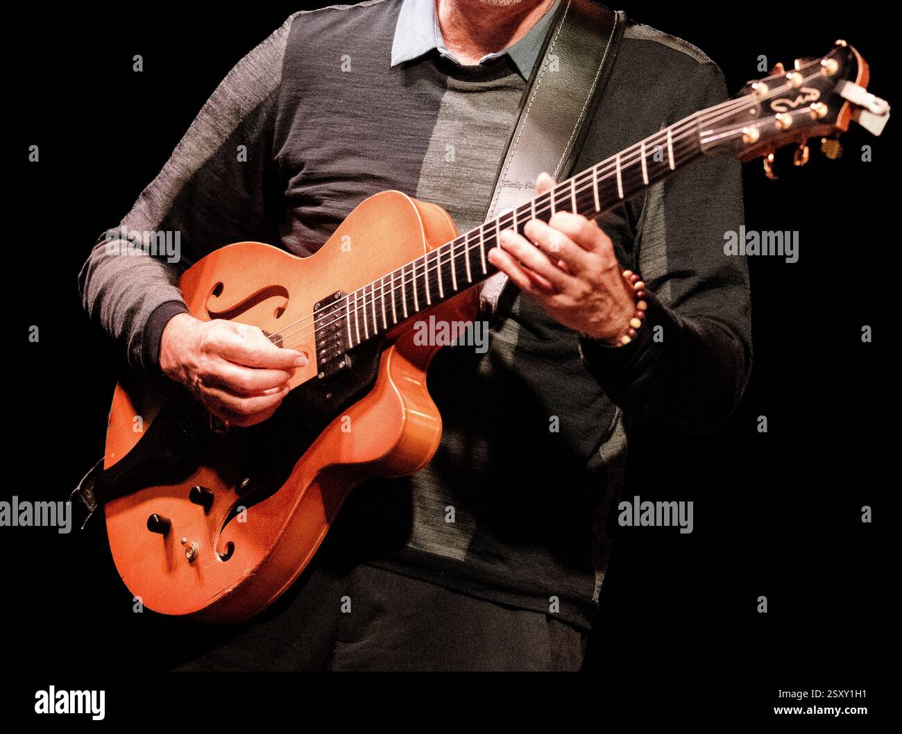 Musiker liefern eine unvergessliche Jazzperformance, die Talente und Energie zeigt, die das Publikum fesseln. Stockfoto