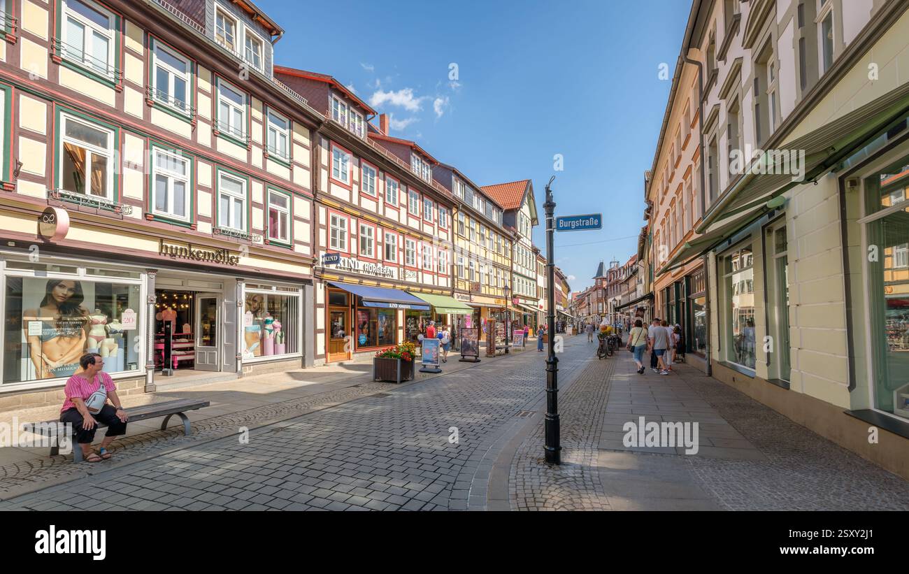 Wernigerode, Deutschland – 29. August 2024: Breite straße, eine der Hauptstraßen der Wernigeroder Altstadt, wird an einem Augustmorgen von Touristen besucht. Stockfoto