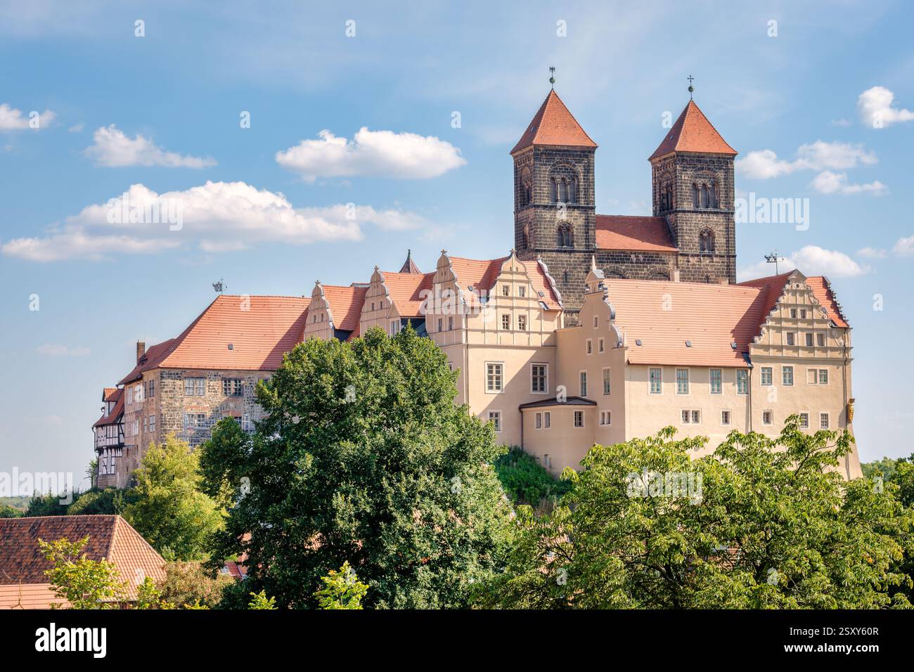 Quedlinburg, Deutschland – 29. August 2024: Die Stiftskirche St. Servatii und das Schloss Quedlinburg sind das Herz der Stadt. Stockfoto