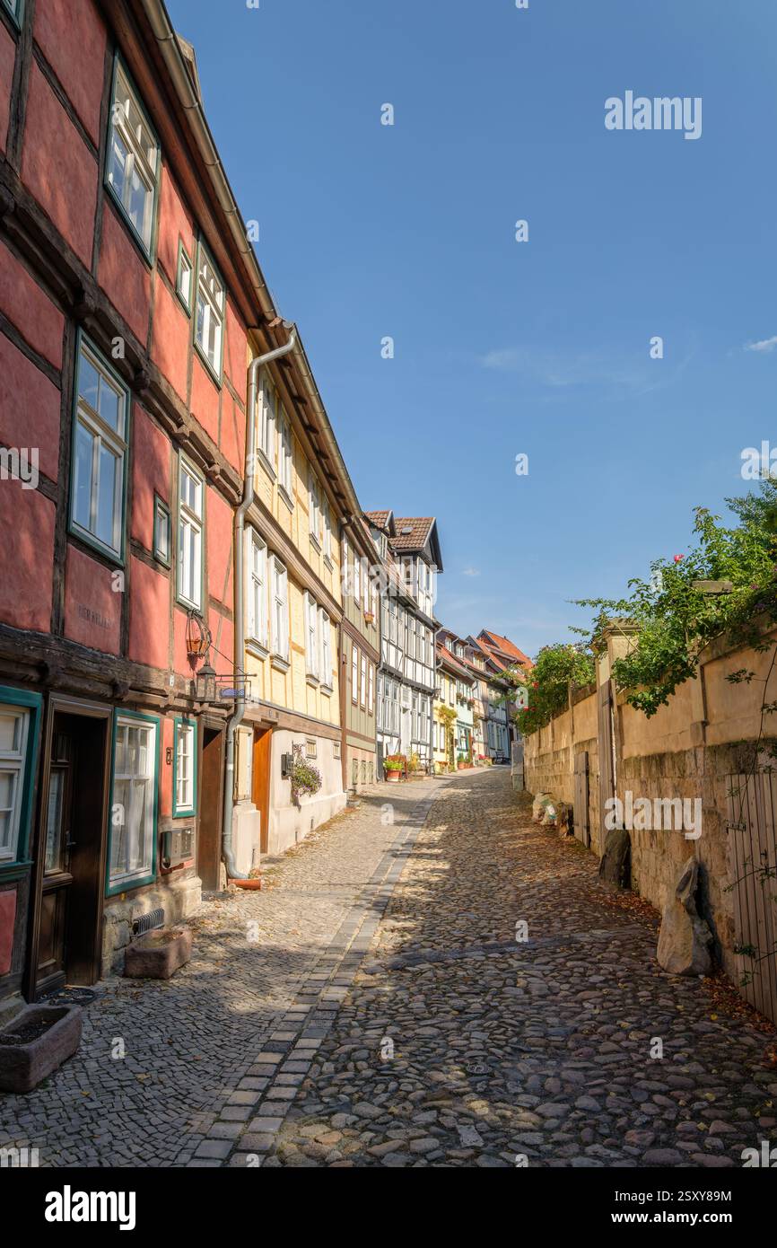 Quedlinburg, Deutschland – 29. August 2024: Straßen des Quedlinburger Stadtteils Schlossberg, Teil des UNESCO-Weltkulturerbes. Stockfoto