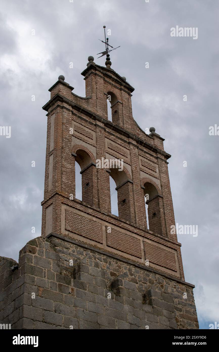 Zeitloser Glockenturm gegen den Himmel Stockfoto