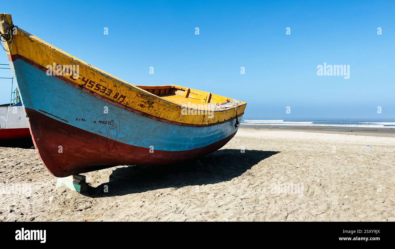 Wunderschönes und farbenfrohes kleines Angelkanu am Strand an der Pazifikküste Perus. Stockfoto