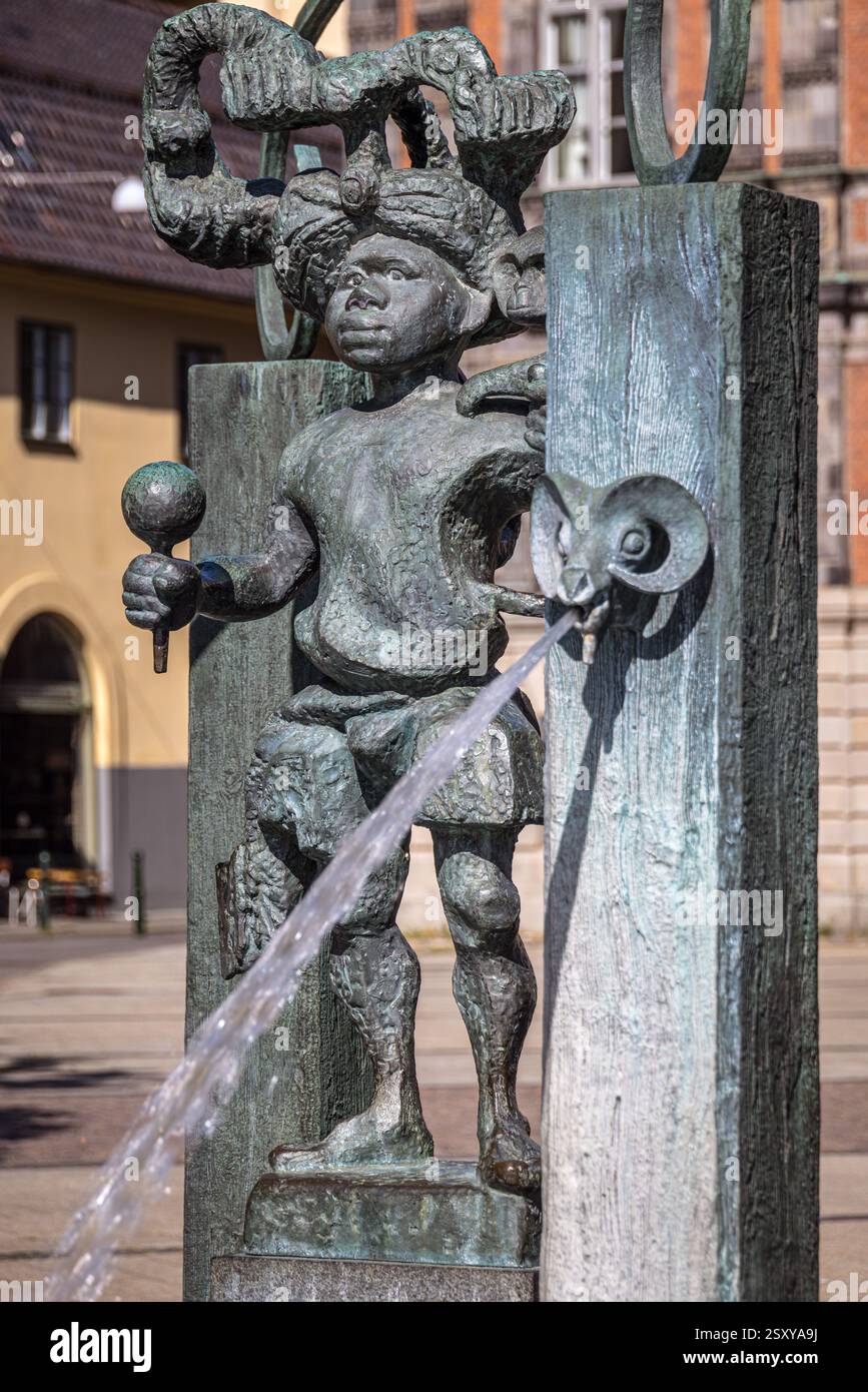 Skulptur des Narren am Brunnen auf dem Stortorget Square, Malmö, Schweden Stockfoto