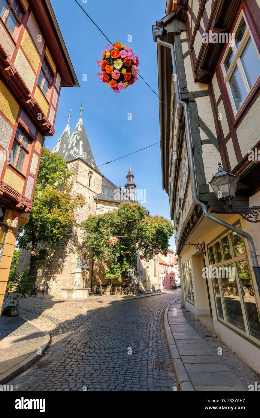 Quedlinburg – 29. August 2024: Die Blasiistraße und die St. Blasius Kulturkirche Quedlinburg an einem sonnigen Augusttag. Stockfoto