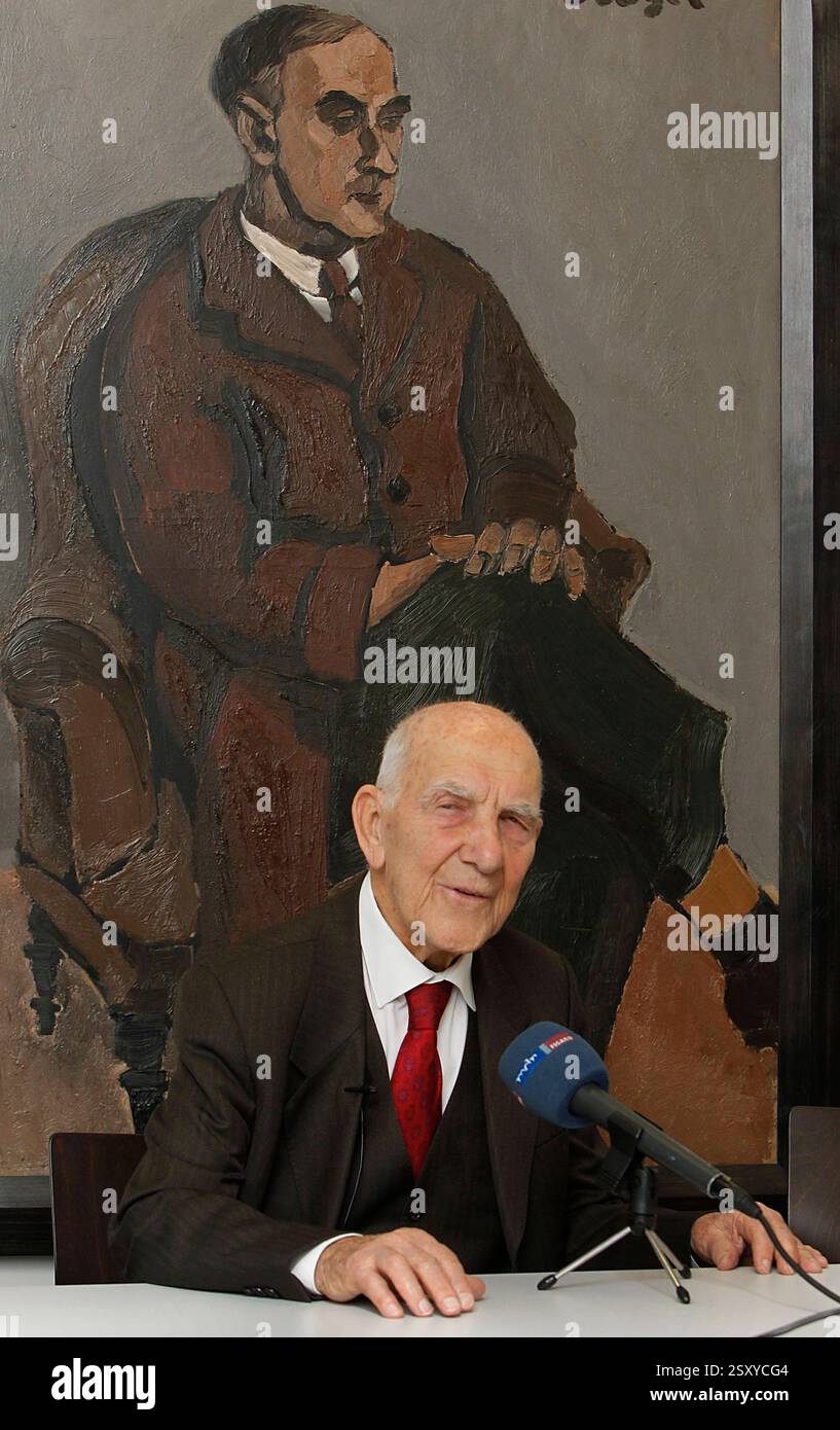 Stephane Hessel Kolle Ausstellung 09.04.2011, Chemnitz, Kultur,Museum Gunzenhauser, Helmut Kolle Ausstellung, Stephan Hessel eröffnet mit einem Gespräch mit Museumschef Thomas Bauer-Friedrich die Kolle- Ausstellung. Hessel vor seiner Leihgabe, Hemdanziehender Knabe 1924 Öl auf Leinewand von Kolle, Chemnitz Sachsen BRD *** Stephane Hessel Kolle Ausstellung 09 04 2011, Chemnitz, Kultur,Museum Gunzenhauser, Helmut Kolle Ausstellung, Stephan Hessel eröffnet die Kolle Ausstellung mit einem Gespräch mit Museumsdirektor Thomas Bauer Friedrich Hessel vor seinem Leihleih, Shirt-Dressing Boy 1924 Öl auf c Stockfoto