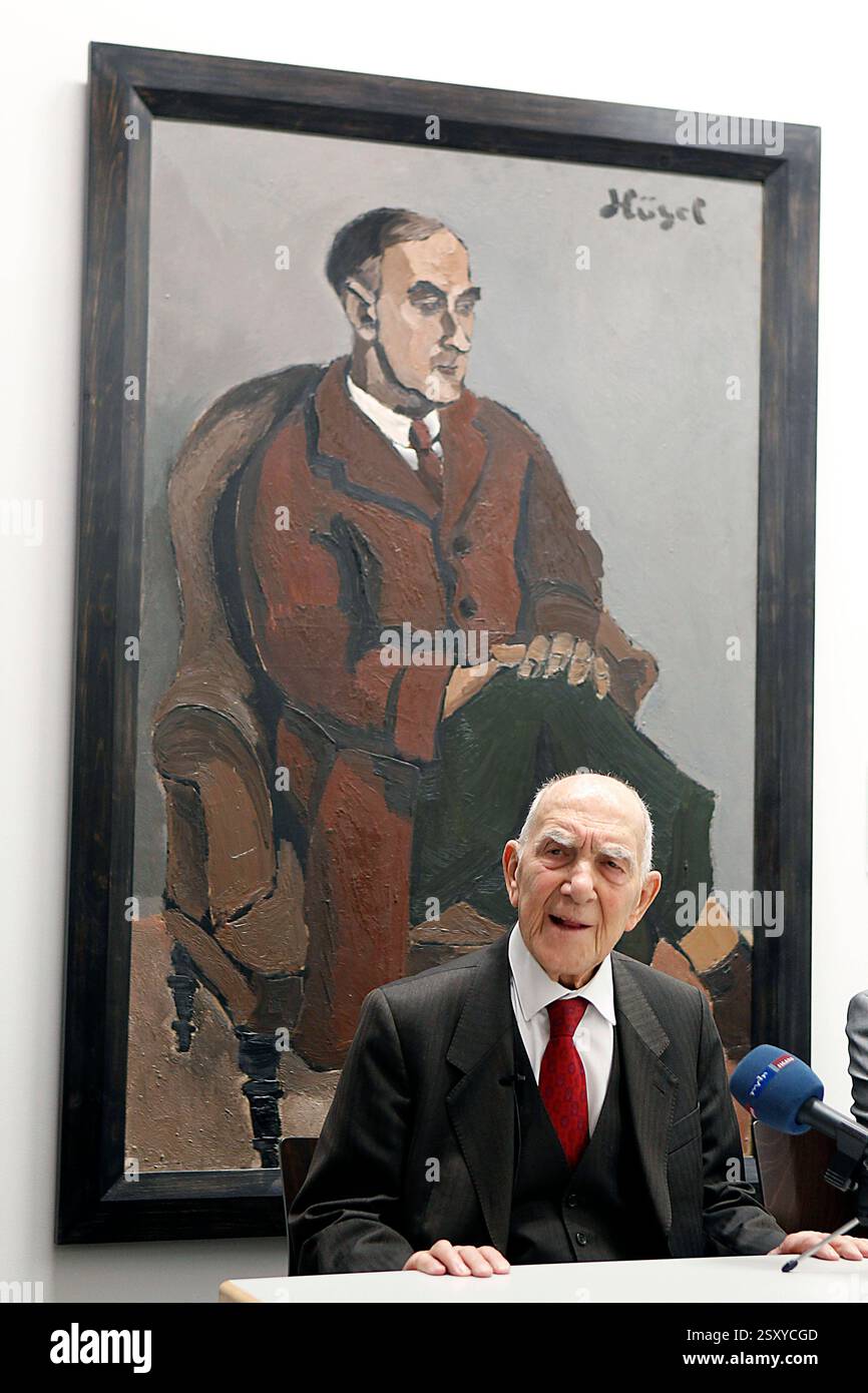 Stephane Hessel Kolle Ausstellung 09.04.2011, Chemnitz, Kultur,Museum Gunzenhauser, Helmut Kolle Ausstellung, Stephan Hessel eröffnet mit einem Gespräch mit Museumschef Thomas Bauer-Friedrich die Kolle- Ausstellung. Hessel vor seiner Leihgabe, Hemdanziehender Knabe 1924 Öl auf Leinewand von Kolle, Chemnitz Sachsen BRD *** Stephane Hessel Kolle Ausstellung 09 04 2011, Chemnitz, Kultur,Museum Gunzenhauser, Helmut Kolle Ausstellung, Stephan Hessel eröffnet die Kolle Ausstellung mit einem Gespräch mit Museumsdirektor Thomas Bauer Friedrich Hessel vor seinem Leihleih, Shirt-Dressing Boy 1924 Öl auf c Stockfoto