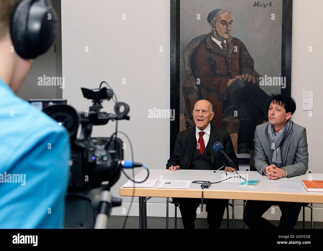 Stephane Hessel Kolle Ausstellung 09.04.2011, Chemnitz, Kultur,Museum Gunzenhauser, Helmut Kolle Ausstellung, Stephan Hessel Li eröffnet mit einem Gespräch mit Museumschef Thomas Bauer-Friedrich die Kolle- Ausstellung. Hessel vor seiner Leihgabe, Hemdanziehender Knabe 1924 Öl auf Leinewand von Kolle, Chemnitz Sachsen BRD *** Stephane Hessel Kolle Ausstellung 09 04 2011, Chemnitz, Kultur,Museum Gunzenhauser, Helmut Kolle Ausstellung, Stephan Hessel Li eröffnet die Kolle-Ausstellung mit einem Gespräch mit Museumsdirektor Thomas Bauer Friedrich Hessel vor seinem Leihleih, Hemdkleiderjunge 1924 oi Stockfoto