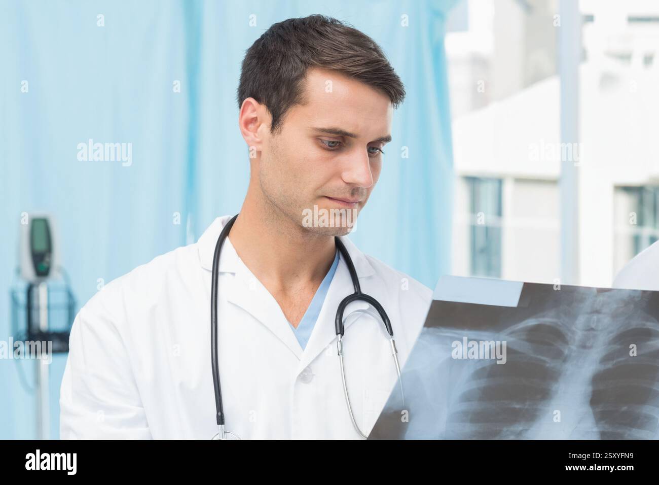 Arzt untersucht Thoraxröntgenaufnahme im Krankenhaus mit Schwerpunkt Patientendiagnose Stockfoto