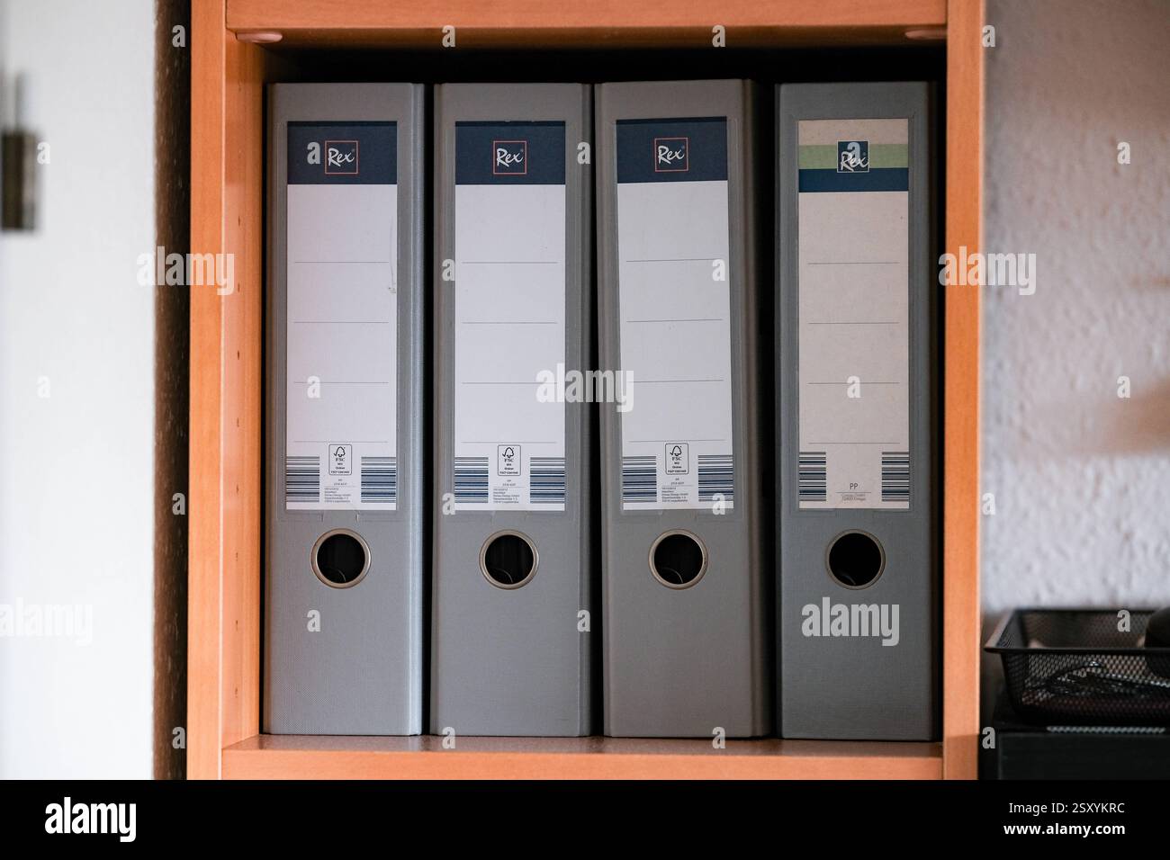 Düsseldorf 12.08.2023 Aktenordner Akten Aktenberg Akteneinsicht Steuererklärung Finanzamt Quittungen Belege Belegsuche Büroordnung Büroarbeiten Homeoffice Büroarbeiter Ordnungssystem Regalsystem Büroregal Bürokratieabbau Düsseldorf Nordrhein-Westfalen Deutschland *** Düsseldorf 12 08 2023 Stockfoto