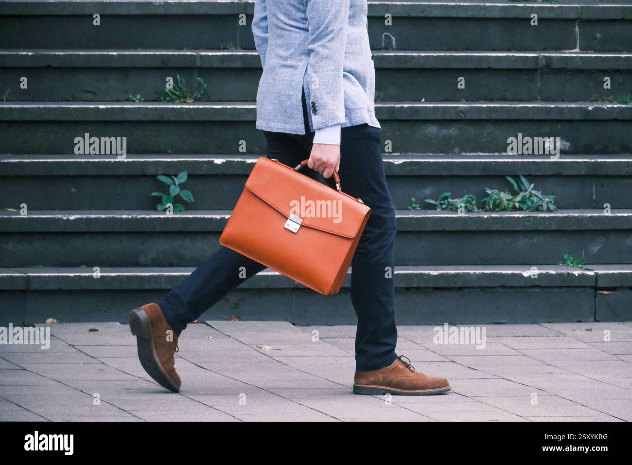 Düsseldorf 17.10.2024 Aktentasche Ledertasche Büroarbeiter Büroangestellter Laptoptasche Bürokrat Bürokratie Bürokratie Bürokratie Bürokratieabbau Finanzamt Steuererklärung Steuerfandung Steuerfahnder Düsseldorf Nordrhein-Westfalen Deutschland *** Düsseldorf 17 10 2024 Aktentasche Ledertasche Büroangestellter Bürokratie Bürokratie Bürokratie Bürokratie Bürokratie Bürokratie Bürokratieabbau Steuererklärung Steuererklärung Steueruntersuchung Steuerermittler Düsseldorf Nordrhein-Westfalen Steuerermittler Düsseldorf Nordrhein-Westfalen Deutschland Stockfoto