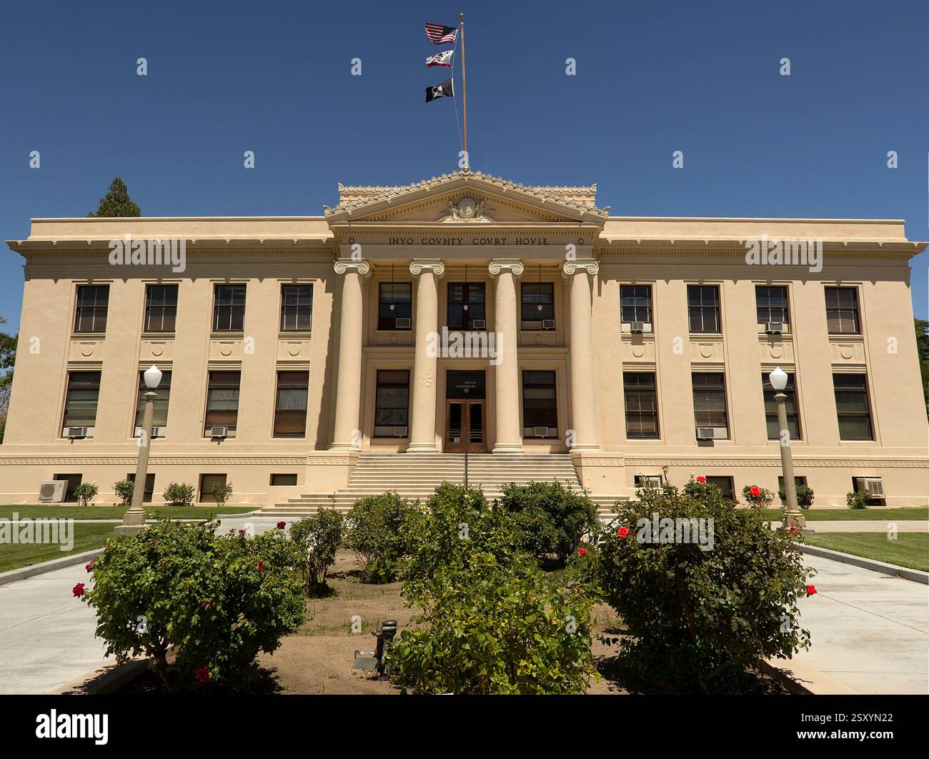 Großes Gebäude mit einer Flagge oben. Das Gebäude ist weiß und hat viele Fenster Stockfoto