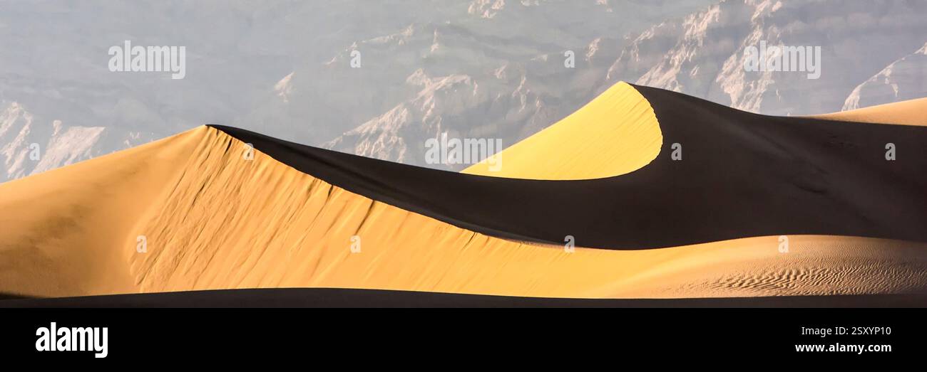 Sandiger Hügel mit einem kleinen Hügel auf der Spitze. Der Hügel ist mit Sand bedeckt. Der Sand ist gelb Stockfoto