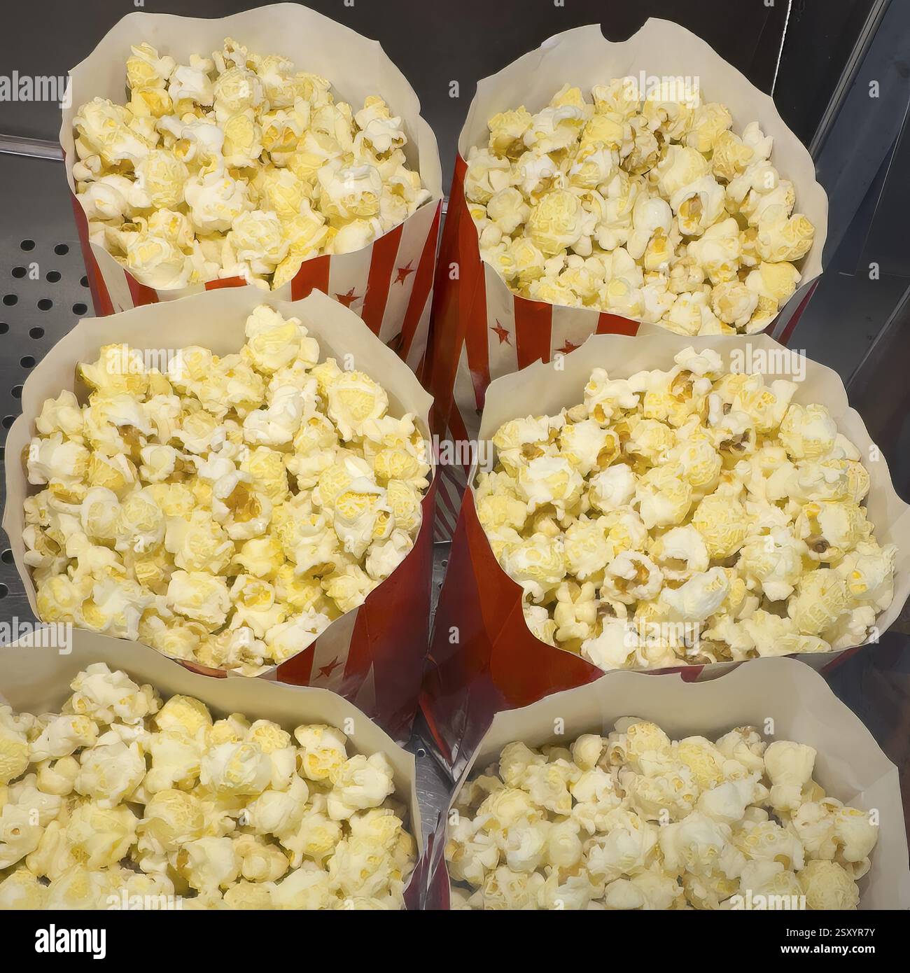 Mehrere offene große Papiertüten mit Snack-Popcorn Puffmais-Popcorn, international Stockfoto