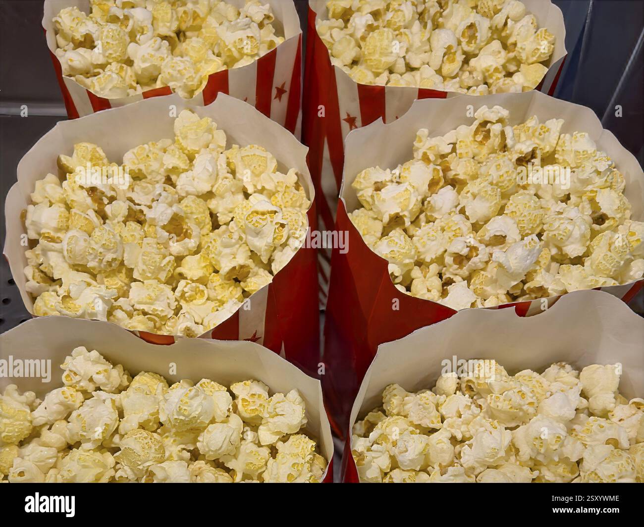 Mehrere offene große Papiertüten mit Snack-Popcorn Puffmais-Popcorn, international Stockfoto