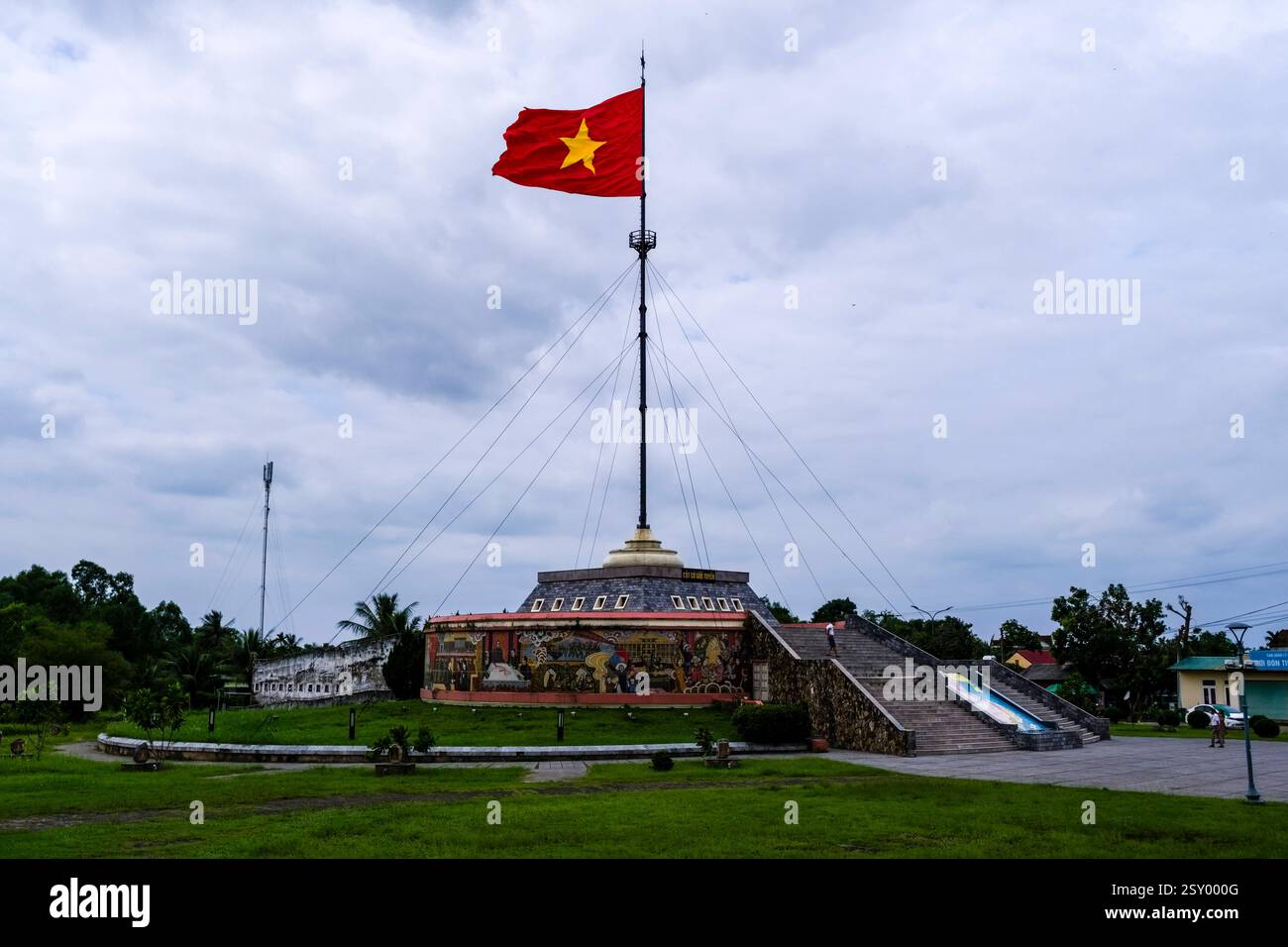 Die nördliche Gedenkstätte an der Hien-Luong-Brücke, Cáºßu Hián LÆÆng, die vietnamesische Flagge, wird seit 1962 gehisst. Dong Ha Quang Tri Provinz Vietnam F Stockfoto